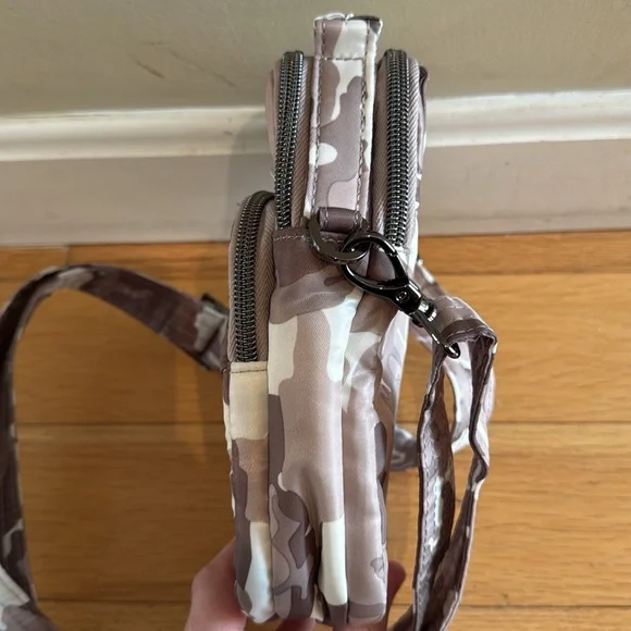 Lug Convertible Crossbody Hip Pouch Skeeter Mini in camo, new - Picture 5 of 11